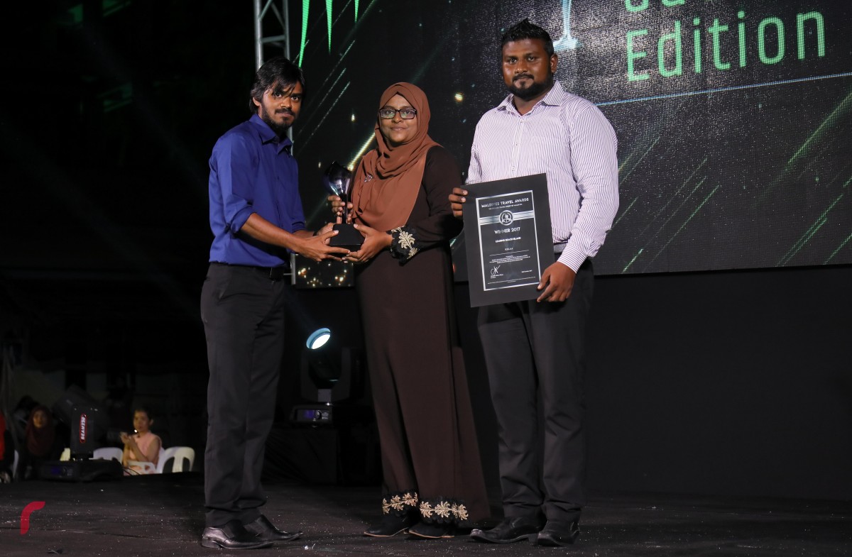 އޮކްޓޫބަރު 30، 2017: މަޓާޓޯ މޯލްޑިވްސް ޓްރެވަލް އެވޯޑްސްގެ ގެސްޓް ހައުސް އެޑިޝަންގެ އެވޯޑްތައް ދިނުމަށް މާފުށީގައި ބޭއްވި ހަފްލާގައި ލީޑިންގް ބީޗް އައިލެންޑްއަށް އެވޯޑް ހަވާލުކުރަނީ