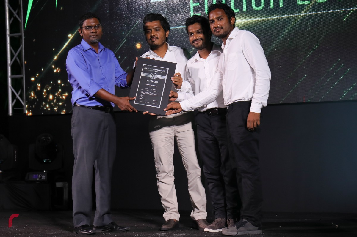 އޮކްޓޫބަރު 30، 2017: މަޓާޓޯ މޯލްޑިވްސް ޓްރެވަލް އެވޯޑްސްގެ ގެސްޓް ހައުސް އެޑިޝަންގެ އެވޯޑްތައް ދިނުމަށް މާފުށީގައި ބޭއްވި ހަފްލާގައި ލީޑިންގް ގެސްޓް ހައުސްއަށް އެވޯޑް ހަވާލުކުރަނީ