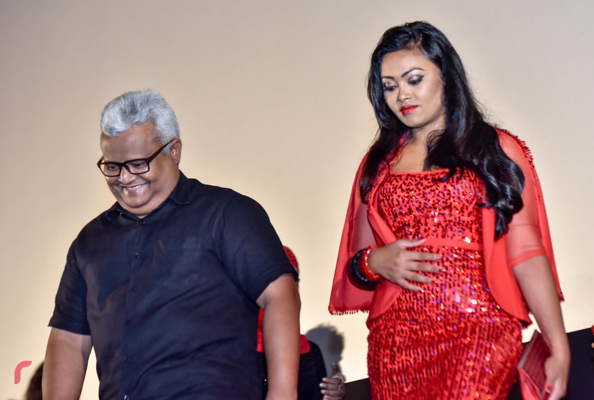 އޮކްޓޫބަރު 31، 2017: މަޝްޙޫރު ފިލްމީ ޑައިރެކްޓަރު އަދި ލިޔުންތެރިއާ ފާތިމަތު ނަހުލާ ޕްރޮޑިއުސްކޮށް ރިޝްމީ ރަމީޒް ޑައިރެކްޓް ކުރި ފިލްމް 'ބޮސް' އޮލިމްޕަސް ސިނަމާގައި ޕްރިމިއާ ކުރުމަށް ބޭއްވި ހަފްލާގެ ތެރެއިން