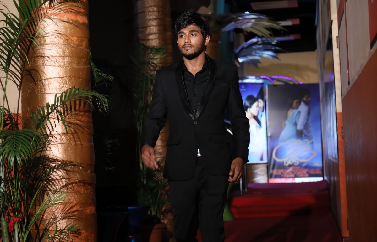 އޮކްޓޫބަރު 31، 2017: މަޝްޙޫރު ފިލްމީ ޑައިރެކްޓަރު އަދި ލިޔުންތެރިއާ ފާތިމަތު ނަހުލާ ޕްރޮޑިއުސްކޮށް ރިޝްމީ ރަމީޒް ޑައިރެކްޓް ކުރި ފިލްމް 'ބޮސް' އޮލިމްޕަސް ސިނަމާގައި ޕްރިމިއާ ކުރުމަށް ބޭއްވި ހަފްލާގައި ފިލްމްގެ މެއިން އެކްޓަރު ބައިވެރިވަނީ