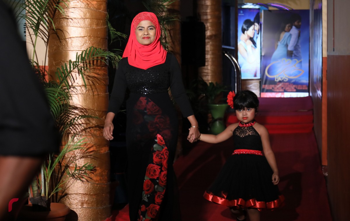 އޮކްޓޫބަރު 31، 2017: ދިވެހި ފިލްމް 'ބޮސް' ގެ ޕްރިމިއާގައި ފިލްމްގެ ޕްރޮޑިއުސަރު ފާތިމަތު ނަހުލާ ބައިވެރިވަނީ