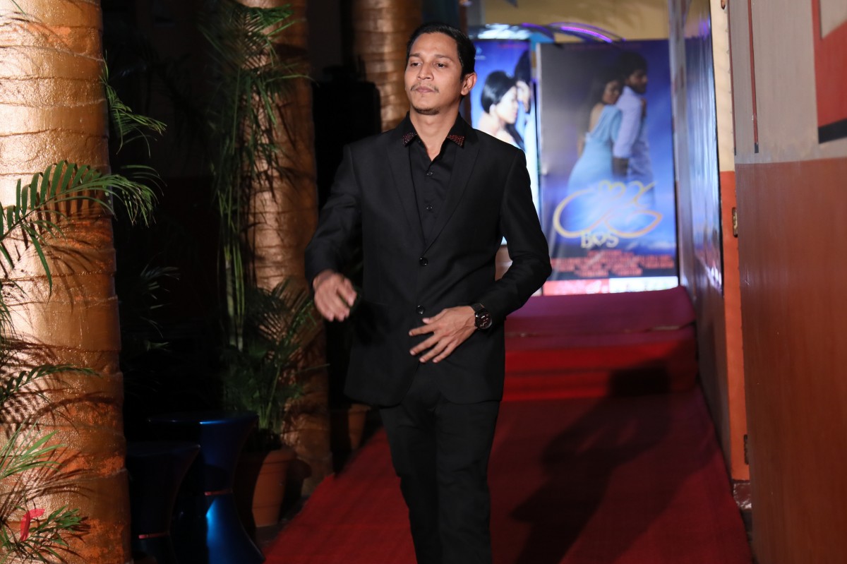 އޮކްޓޫބަރު 31، 2017: މަޝްޙޫރު ފިލްމީ ޑައިރެކްޓަރު އަދި ލިޔުންތެރިއާ ފާތިމަތު ނަހުލާ ޕްރޮޑިއުސްކޮށް ރިޝްމީ ރަމީޒް ޑައިރެކްޓް ކުރި ފިލްމް 'ބޮސް' އޮލިމްޕަސް ސިނަމާގައި ޕްރިމިއާ ކުރުމަށް ބޭއްވި ހަފްލާގައި ފިލްމްގެ ބައެއް ތަރިން ބައިވެރިވަނީ