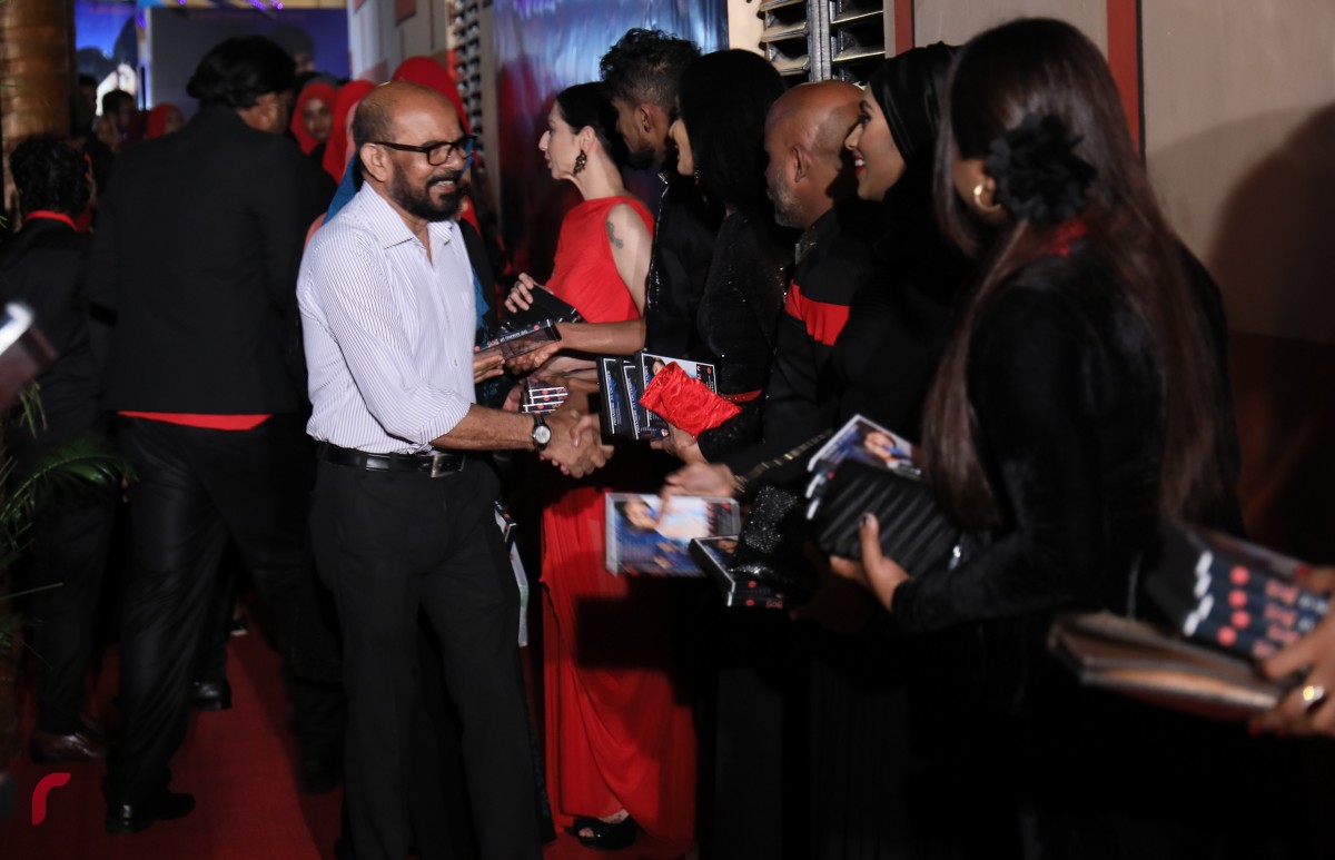 އޮކްޓޫބަރު 31، 2017: މަޝްޙޫރު ފިލްމީ ޑައިރެކްޓަރު އަދި ލިޔުންތެރިއާ ފާތިމަތު ނަހުލާ ޕްރޮޑިއުސްކޮށް ރިޝްމީ ރަމީޒް ޑައިރެކްޓް ކުރި ފިލްމް 'ބޮސް' އޮލިމްޕަސް ސިނަމާގައި ޕްރިމިއާ ކުރުމަށް ބޭއްވި ހަފްލާގެ ތެރެއިން