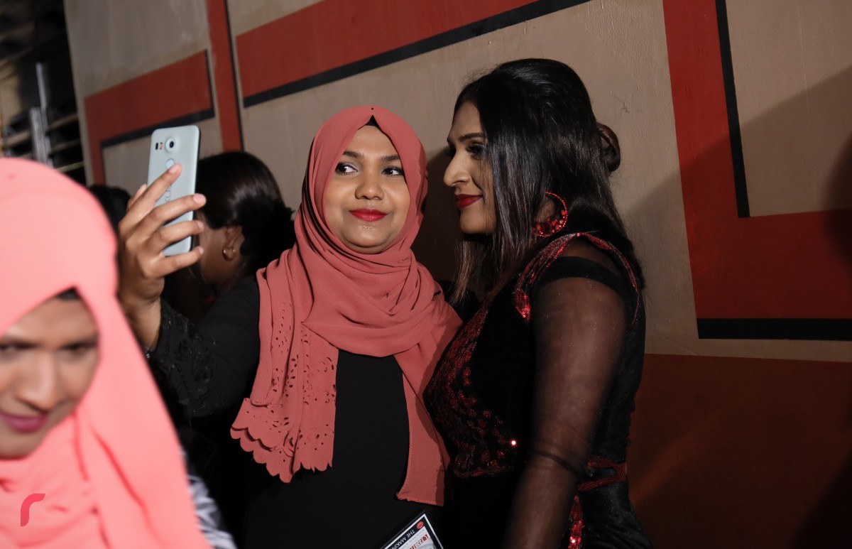 އޮކްޓޫބަރު 31، 2017: މަޝްޙޫރު ފިލްމީ ޑައިރެކްޓަރު އަދި ލިޔުންތެރިއާ ފާތިމަތު ނަހުލާ ޕްރޮޑިއުސްކޮށް ރިޝްމީ ރަމީޒް ޑައިރެކްޓް ކުރި ފިލްމް 'ބޮސް' އޮލިމްޕަސް ސިނަމާގައި ޕްރިމިއާ ކުރުމަށް ބޭއްވި ހަފްލާގެ ތެރެއިން