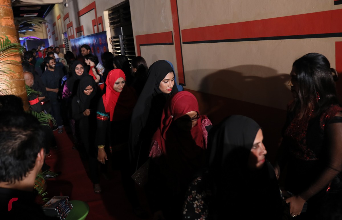 އޮކްޓޫބަރު 31، 2017: މަޝްޙޫރު ފިލްމީ ޑައިރެކްޓަރު އަދި ލިޔުންތެރިއާ ފާތިމަތު ނަހުލާ ޕްރޮޑިއުސްކޮށް ރިޝްމީ ރަމީޒް ޑައިރެކްޓް ކުރި ފިލްމް 'ބޮސް' އޮލިމްޕަސް ސިނަމާގައި ޕްރިމިއާ ކުރުމަށް ބޭއްވި ހަފްލާގެ ތެރެއިން