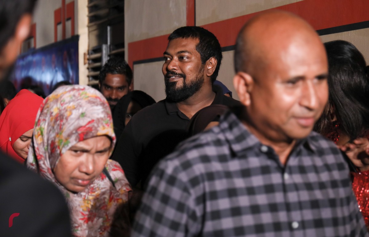 އޮކްޓޫބަރު 31، 2017: މަޝްޙޫރު ފިލްމީ ޑައިރެކްޓަރު އަދި ލިޔުންތެރިއާ ފާތިމަތު ނަހުލާ ޕްރޮޑިއުސްކޮށް ރިޝްމީ ރަމީޒް ޑައިރެކްޓް ކުރި ފިލްމް 'ބޮސް' އޮލިމްޕަސް ސިނަމާގައި ޕްރިމިއާ ކުރުމަށް ބޭއްވި ހަފްލާގެ ތެރެއިން