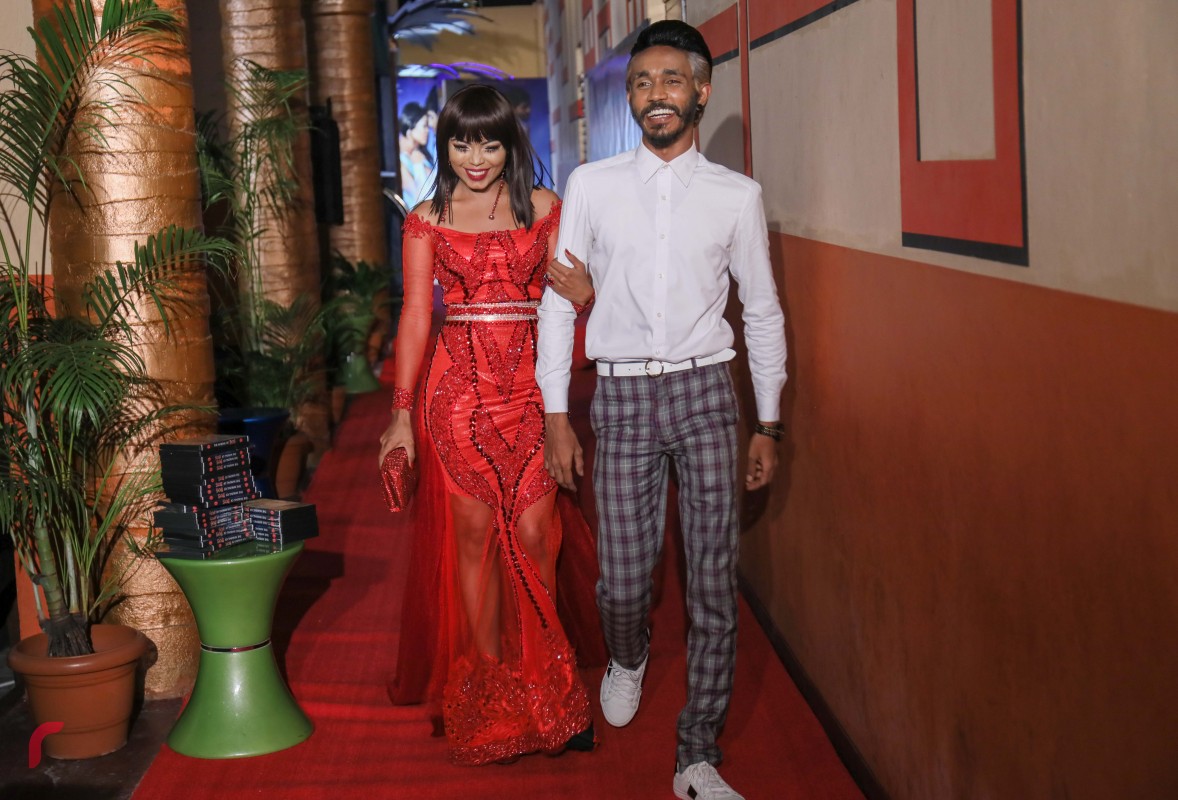 އޮކްޓޫބަރު 31، 2017: މަޝްޙޫރު ފިލްމީ ޑައިރެކްޓަރު އަދި ލިޔުންތެރިއާ ފާތިމަތު ނަހުލާ ޕްރޮޑިއުސްކޮށް ރިޝްމީ ރަމީޒް ޑައިރެކްޓް ކުރި ފިލްމް 'ބޮސް' އޮލިމްޕަސް ސިނަމާގައި ޕްރިމިއާ ކުރުމަށް ބޭއްވި ހަފްލާގެ ތެރެއިން