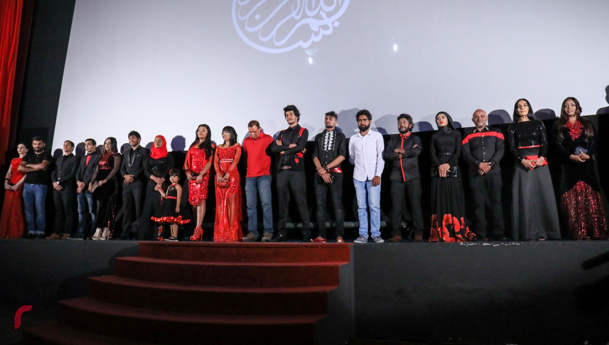 އޮކްޓޫބަރު 31، 2017: މަޝްޙޫރު ފިލްމީ ޑައިރެކްޓަރު އަދި ލިޔުންތެރިއާ ފާތިމަތު ނަހުލާ ޕްރޮޑިއުސްކޮށް ރިޝްމީ ރަމީޒް ޑައިރެކްޓް ކުރި ފިލްމް 'ބޮސް' އޮލިމްޕަސް ސިނަމާގައި ޕްރިމިއާ ކުރުމަށް ބޭއްވި ހަފްލާގައި ފިލްމްގެ މެއިން ކާސްޓް އެންޑް ކްރޫ މަޑުކޮށްލައިގެން