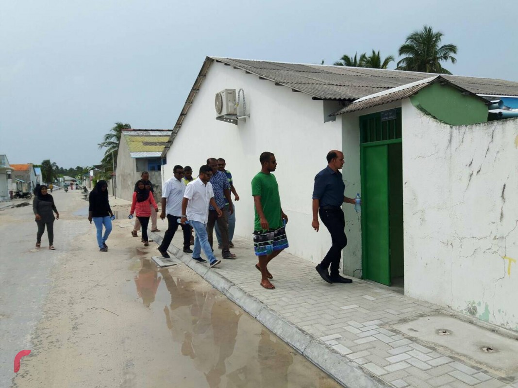 ނޮވެމްބަރު 2، 2017: އެމްޑީޕީގެ އިސްވެރިންނާއި ގުޅިފައިވާ އިއްތިހާދުގެ މެމްބަރުން ހިމޭނޭގޮތަށް ހއ.އަތޮޅަށް ކުރަށްވަމުން ގެންދަވާ ދަތުރުގެ ތެރެއިން، މި ދަތުރުގައި ވަނީ ހއ. އަތޮޅުގެ ރަށްތަކަށް ޒިޔާރަތްކޮށް ދޮރުން ދޮރަށް ހިނގައި ރަށުގެ ރައްޔިތުންގެ ހާލަތު އޮޅުންފިލުވާފައި