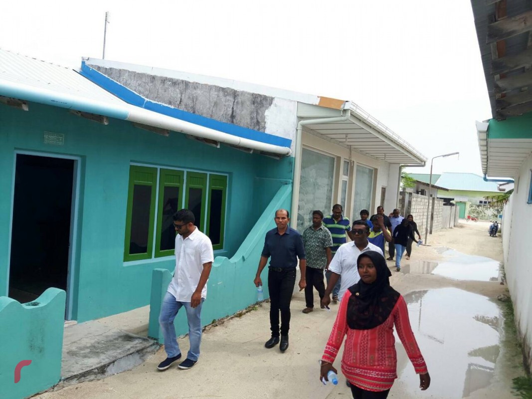 ނޮވެމްބަރު 2، 2017: އެމްޑީޕީގެ އިސްވެރިންނާއި ގުޅިފައިވާ އިއްތިހާދުގެ މެމްބަރުން ހިމޭނޭގޮތަށް ހއ.އަތޮޅަށް ކުރަށްވަމުން ގެންދަވާ ދަތުރުގައި ވަނީ ހއ. އަތޮޅުގެ ރަށްތަކަށް ޒިޔާރަތްކޮށް ދޮރުން ދޮރަށް ހިނގައި ރަށުގެ ރައްޔިތުންގެ ހާލަތު އޮޅުންފިލުވާފައި