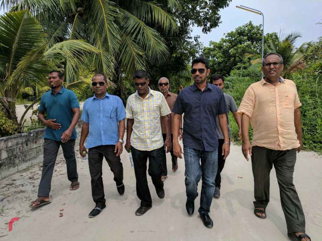 ނޮވެމްބަރު 2، 2017: އެމްޑީޕީގެ އިސްވެރިންނާއި ގުޅިފައިވާ އިއްތިހާދުގެ މެމްބަރުން ހިމޭނޭ ގޮތަށް ހއ.އަތޮޅަށް ކުރަށްވަމުން ގެންދަވާ ދަތުރުގެ ތެރެއިން