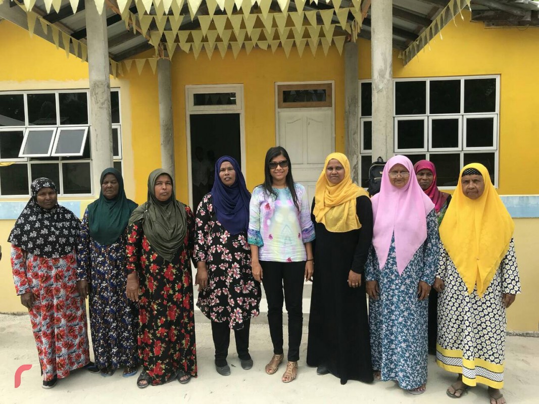 ނޮވެމްބަރު 2، 2017: އެމްޑީޕީގެ އިސްވެރިންނާއި ގުޅިފައިވާ އިއްތިހާދުގެ މެމްބަރުން ހިމޭނޭގޮތަށް ހއ.އަތޮޅަށް ކުރަށްވަމުން ގެންދަވާ ދަތުރުގެ ތެރެއިން، މި ދަތުރުގައި ވަނީ ހއ. އަތޮޅުގެ ރަށްތަކަށް ޒިޔާރަތްކޮށް ދޮރުން ދޮރަށް ހިނގައި ރަށުގެ ރައްޔިތުންގެ ހާލަތު އޮޅުންފިލުވާފައި