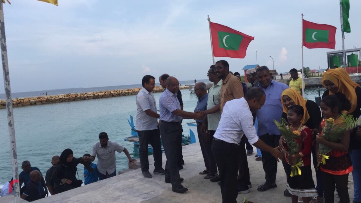 ނޮވެމްބަރު 2، 2017: އެމްޑީޕީގެ އިސްވެރިންނާއި ގުޅިފައިވާ އިއްތިހާދުގެ މެމްބަރުން ހިމޭނޭގޮތަށް ހއ.އަތޮޅަށް ކުރަށްވަމުން ގެންދަވާ ދަތުރުގައި ދިއްދޫއަށް ދިއުމުން ދިއްދޫ ރައްޔިތުން ހޫނު މަރުހަބާއެއް ކިޔަނީ، ހއ.ދިއްދޫގައި އެމްޑިޕީގެ ބޮޑު ޖަލްސާއެއް ބޭއްވުމަށް ވަނީ ހަމަޖެހިފައި