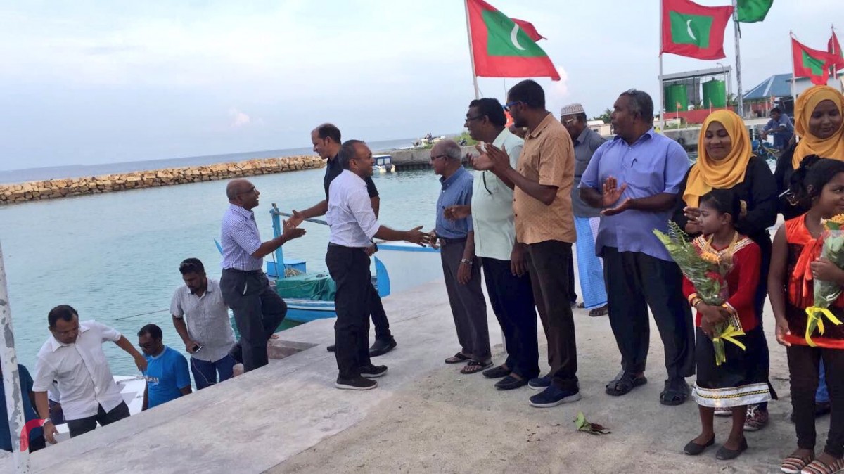 ނޮވެމްބަރު 2، 2017: އެމްޑީޕީގެ އިސްވެރިންނާއި ގުޅިފައިވާ އިއްތިހާދުގެ މެމްބަރުން ހިމޭނޭގޮތަށް ހއ.އަތޮޅަށް ކުރަށްވަމުން ގެންދަވާ ދަތުރުގައި ދިއްދޫއަށް ދިއުމުން ދިއްދޫ ރައްޔިތުން ހޫނު މަރުހަބާއެއް ކިޔަނީ، ހއ.ދިއްދޫގައި އެމްޑިޕީގެ ބޮޑު ޖަލްސާއެއް ބޭއްވުމަށް ވަނީ ހަމަޖެހިފައި