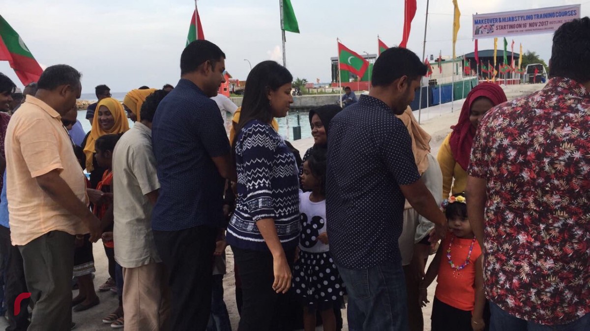 ނޮވެމްބަރު 2، 2017: އެމްޑީޕީގެ އިސްވެރިންނާއި ގުޅިފައިވާ އިއްތިހާދުގެ މެމްބަރުން ހިމޭނޭގޮތަށް ހއ.އަތޮޅަށް ކުރަށްވަމުން ގެންދަވާ ދަތުރުގައި ދިއްދޫއަށް ދިއުމުން ދިއްދޫ ރައްޔިތުން ހޫނު މަރުހަބާއެއް ކިޔަނީ، ހއ.ދިއްދޫގައި އެމްޑިޕީގެ ބޮޑު ޖަލްސާއެއް ބޭއްވުމަށް ވަނީ ހަމަޖެހިފައި