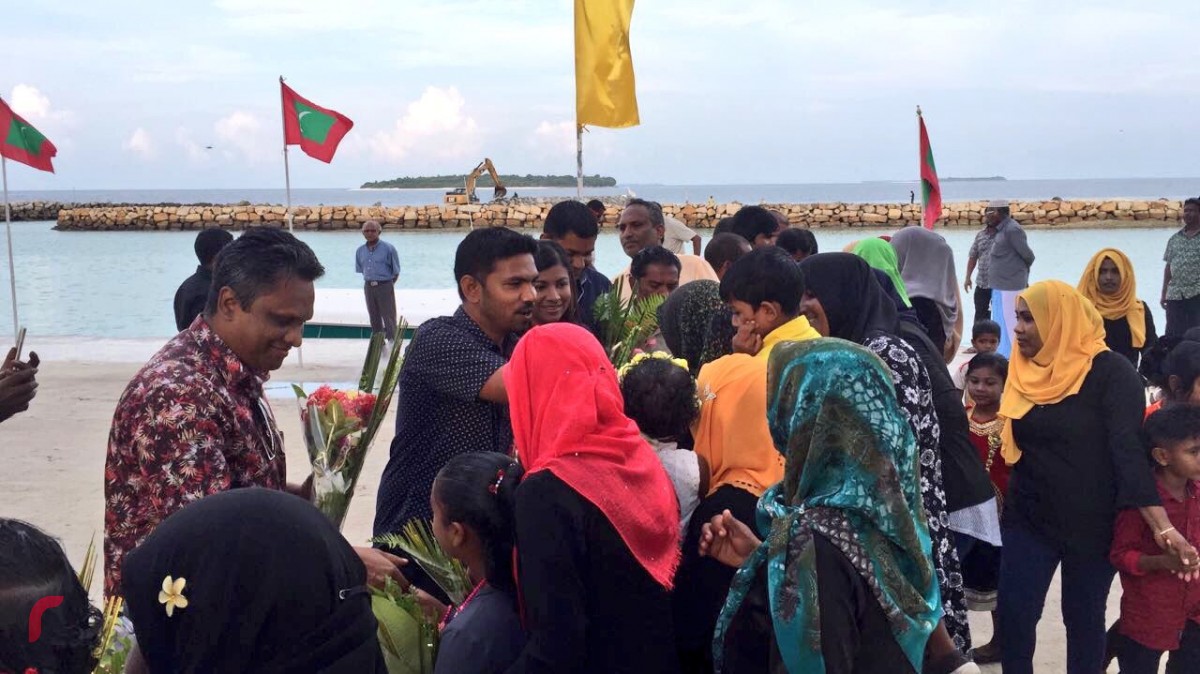 ނޮވެމްބަރު 2، 2017: އެމްޑީޕީގެ އިސްވެރިންނާއި ގުޅިފައިވާ އިއްތިހާދުގެ މެމްބަރުން ހިމޭނޭގޮތަށް ހއ.އަތޮޅަށް ކުރަށްވަމުން ގެންދަވާ ދަތުރުގައި ދިއްދޫއަށް ދިއުމުން ދިއްދޫ ރައްޔިތުން ހޫނު މަރުހަބާއެއް ކިޔަނީ، ހއ.ދިއްދޫގައި އެމްޑިޕީގެ ބޮޑު ޖަލްސާއެއް ބޭއްވުމަށް ވަނީ ހަމަޖެހިފައި