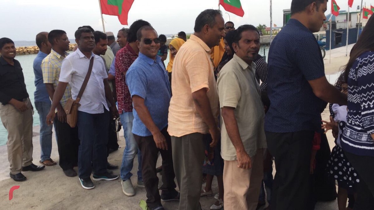 ނޮވެމްބަރު 2، 2017: އެމްޑީޕީގެ އިސްވެރިންނާއި ގުޅިފައިވާ އިއްތިހާދުގެ މެމްބަރުން ހިމޭނޭގޮތަށް ހއ.އަތޮޅަށް ކުރަށްވަމުން ގެންދަވާ ދަތުރުގައި ދިއްދޫއަށް ދިއުމުން ދިއްދޫ ރައްޔިތުން ހޫނު މަރުހަބާއެއް ކިޔަނީ، ހއ.ދިއްދޫގައި އެމްޑިޕީގެ ބޮޑު ޖަލްސާއެއް ބޭއްވުމަށް ވަނީ ހަމަޖެހިފައި