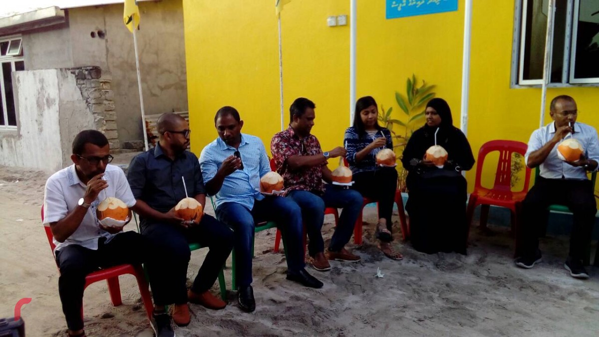 ނޮވެމްބަރު 2، 2017: އެމްޑީޕީގެ އިސްވެރިންނާއި ގުޅިފައިވާ އިއްތިހާދުގެ މެމްބަރުން ހިމޭނޭގޮތަށް ހއ.އަތޮޅަށް ކުރަށްވަމުން ގެންދަވާ ދަތުރުގައި ދިއްދޫއަށް ދިއުމުން ދިއްދޫ ރައްޔިތުން ހޫނު މަރުހަބާއެއް ކިޔަނީ، ހއ.ދިއްދޫގައި އެމްޑިޕީގެ ބޮޑު ޖަލްސާއެއް ބޭއްވުމަށް ވަނީ ހަމަޖެހިފައި