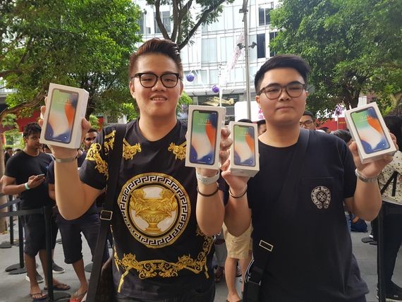 ނޮވެމްބަރު 3، 2017: ސިންގަޕޫރުގައި އައިފޯން 10 ވިއްކަން ފެށުމާއިއެކު، ފުރަތަމަ އައިފޯން 10 ގަތް ކަސްޓަމަރުން ފޮޓޯއަކަށް ހުއްޓިލައިގެން  