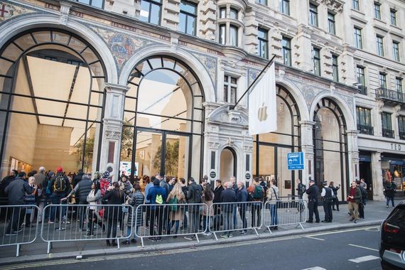 ނޮވެމްބަރު 3، 2017: އައިފޯން 10 ގަތުމަށް ލަންޑަންގެ ރީޖެންޓް ސްޓްރީޓް ބޭރުގައި މީހުން ކިޔޫ ހަދާފައި