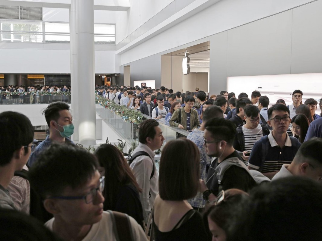 ނޮވެމްބަރު 3، 2017: އައިފޯން 10 ގަތުމަށް ހޮންކޮންގްގެ އެޕަލް ފިހާރަ ބޭރުގައި އެތައް ސަތޭކަ މީހުންނެއް ކިޔޫ ހަދާފައި