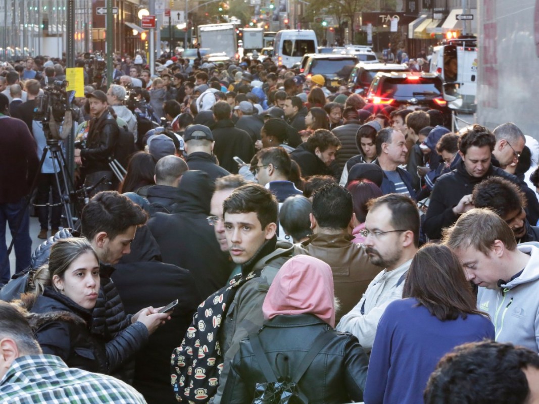 ނޮވެމްބަރު 3، 2017: އައިފޯން 10 ގަތުމަށް އެޕަލް ފިހާރައެއްގެ ބޭރުގައި ކިޔޫ ހަދާފައި، ގިނަ އެޕަލް ފޭނުން ހަފްތާއެއްހާ ދުވަސް ކިޔޫގައި މަޑުކޮށްފައިވޭ