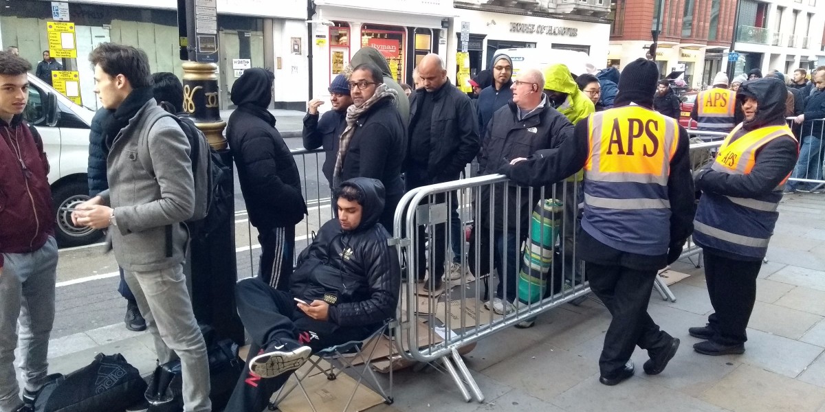 ނޮވެމްބަރު 3، 2017: އައިފޯން 10 ގަތުމަށް އެޕަލް ފިހާރައެއްގެ ބޭރުގައި ކިޔޫ ހަދާފައި، ގިނަ އެޕަލް ފޭނުން ހަފްތާއެއްހާ ދުވަސް ކިޔޫގައި މަޑުކޮށްފައިވޭ