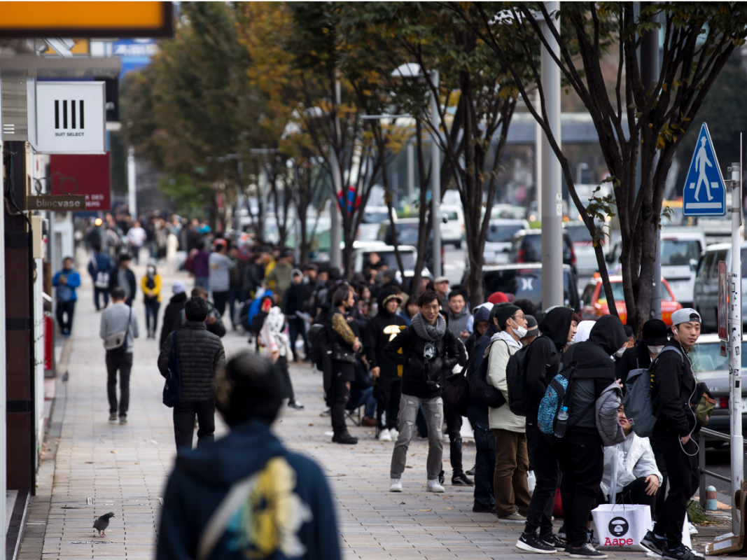 ނޮވެމްބަރު 3، 2017: އައިފޯން 10 ގަތުމަށް އެޕަލް ފިހާރައެއްގެ ބޭރުގައި ކިޔޫ ހަދާފައި، ގިނަ އެޕަލް ފޭނުން ހަފްތާއެއްހާ ދުވަސް ކިޔޫގައި މަޑުކޮށްފައިވޭ
