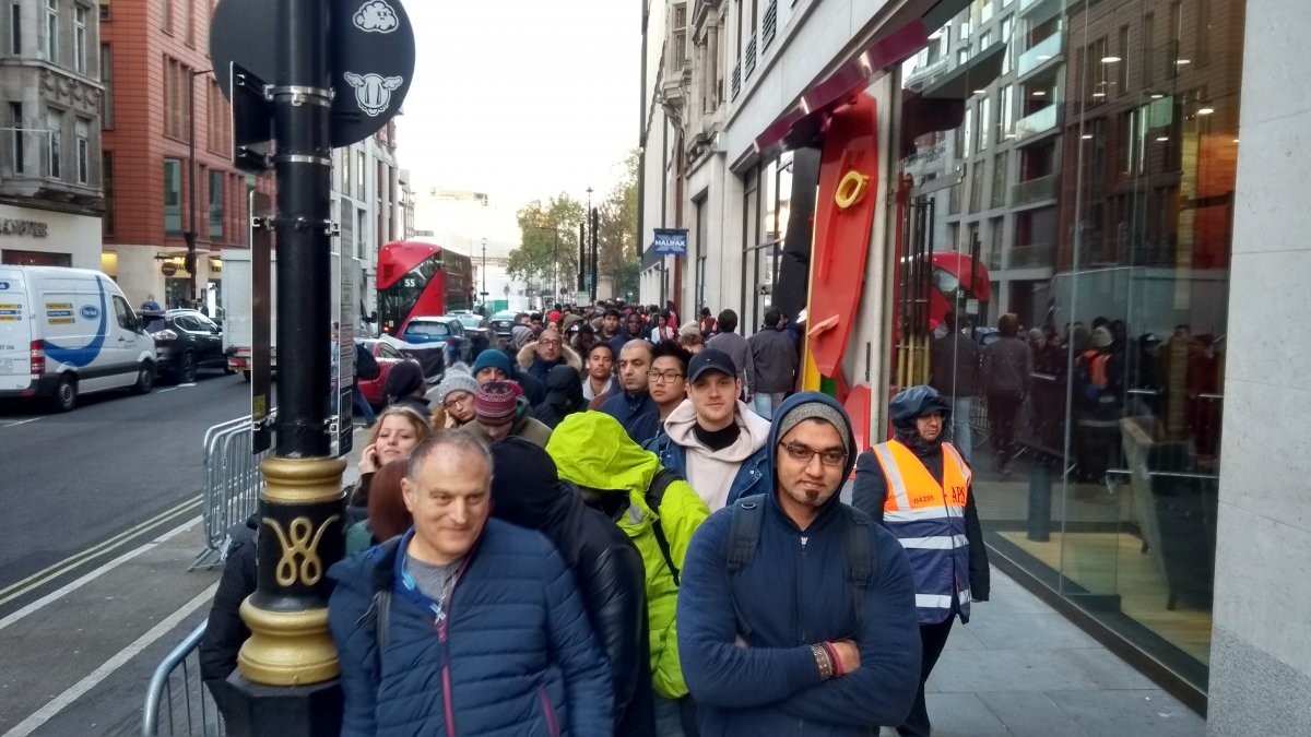 ނޮވެމްބަރު 3، 2017: އައިފޯން 10 ގަތުމަށް އެޕަލް ފިހާރައެއްގެ ބޭރުގައި ކިޔޫ ހަދާފައި، ގިނަ އެޕަލް ފޭނުން ހަފްތާއެއްހާ ދުވަސް ކިޔޫގައި މަޑުކޮށްފައިވޭ