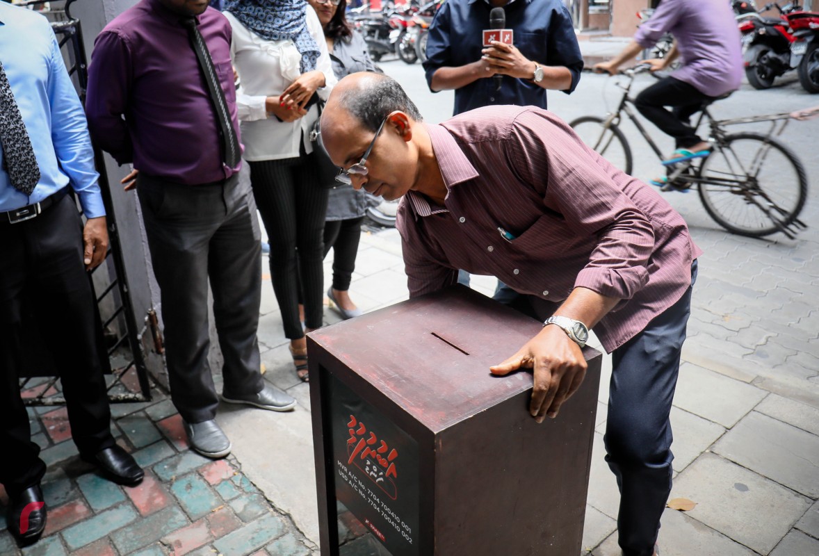 ނޮވެމްބަރު 5، 2017: ގައުމީ ސަލާމަތައް ނުރައްކާވާފަދަ ކޮންޓެންޓެއް ބްރޮޑްކާސްޓް ކުރިކަމަށް ބުނެ ރާއްޖެ ޓީވީ ބައި މިލިއަން ރުފިޔާއިން ޖޫރިމަނާ ކުރުމާއި ގުޅިގެން އެފައިސާ މިއަދު ބްރޯޑްކޮމްއަށް ދައްކަނީ