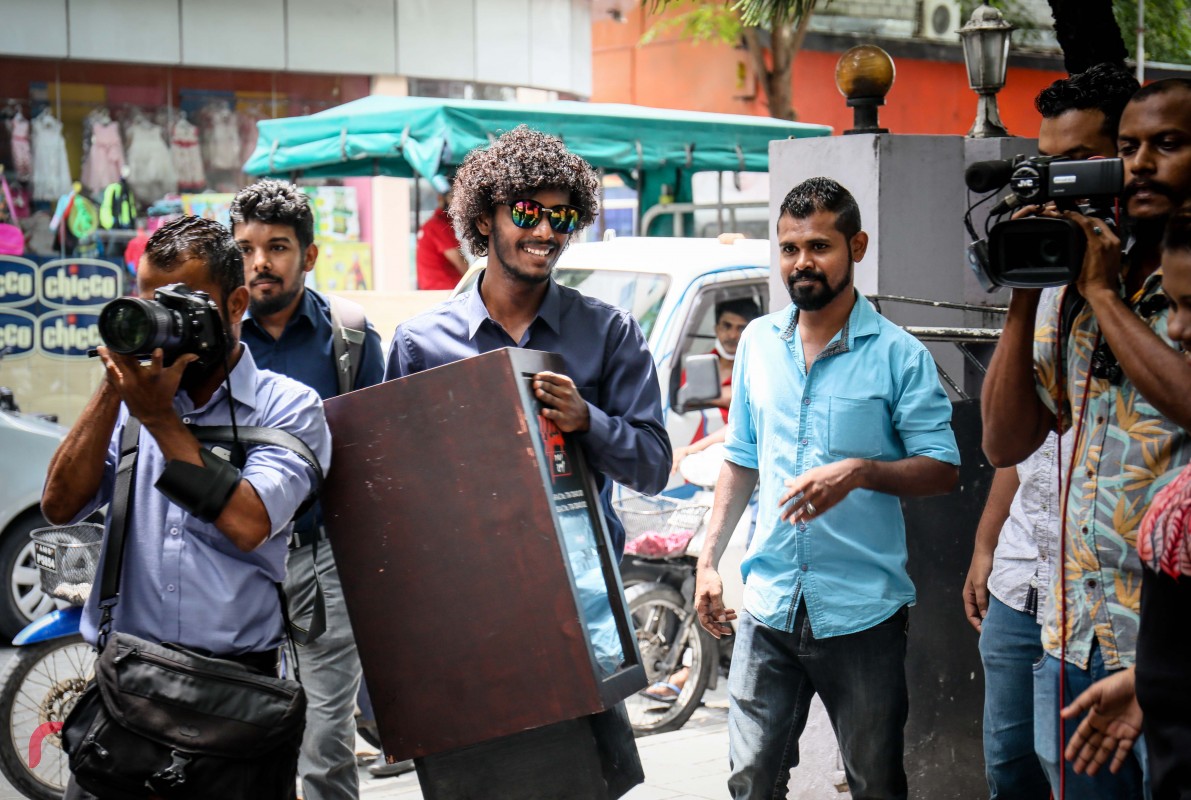 ނޮވެމްބަރު 5، 2017: ގައުމީ ސަލާމަތައް ނުރައްކާވާފަދަ ކޮންޓެންޓެއް ބްރޮޑްކާސްޓް ކުރިކަމަށް ބުނެ ރާއްޖެ ޓީވީ ބައި މިލިއަން ރުފިޔާއިން ޖޫރިމަނާ ކުރުމާއި ގުޅިގެން އެފައިސާ މިއަދު ބްރޯޑްކޮމްއަށް ދެއްކުމަށް ފަންޑް ފޮށިތަކުގައި ފައިސާ ބްރޯޑްކޮމްއަށް ގެންނަނީ