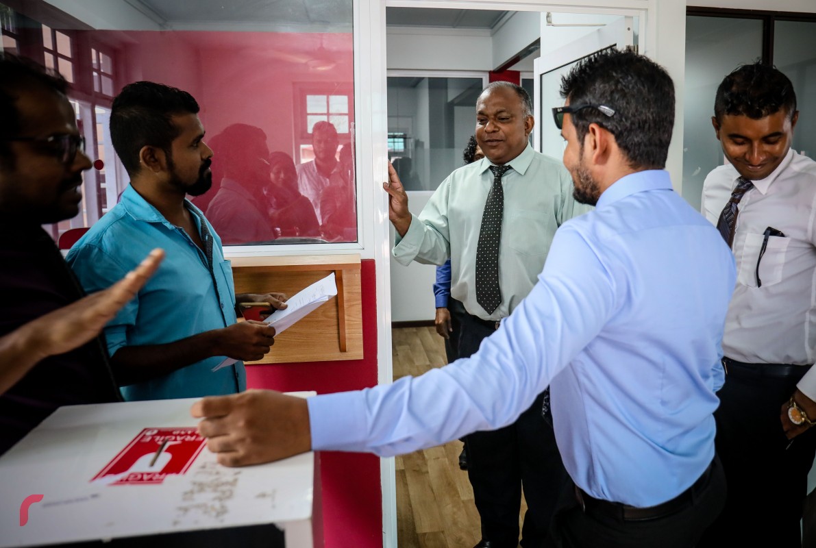 ނޮވެމްބަރު 5، 2017: ގައުމީ ސަލާމަތައް ނުރައްކާވާފަދަ ކޮންޓެންޓެއް ބްރޮޑްކާސްޓް ކުރިކަމަށް ބުނެ ރާއްޖެ ޓީވީ ބައި މިލިއަން ރުފިޔާއިން ޖޫރިމަނާ ކުރުމާއި ގުޅިގެން އެފައިސާ މިއަދު ބްރޯޑްކޮމްއަށް ދައްކަނީ