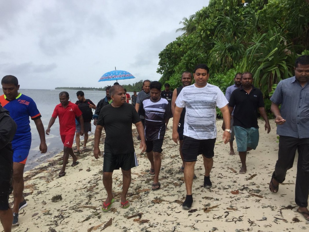 ނޮވެމްބަރު 6، 2017: ލ. އިސްދޫގައި ހުއިފިލަނޑާ ބޮޑުކުރުމުގެ މަސައްކަތް ފައްޓަވައިދެއްވުމަށް ފަހު  ފިޝަރީޒް މިނިސްޓަރު ޝައިނީ ހުއިފިލަނޑާ އާލާ ކުރުމުގެ މަސައްކަތުގައި ބައިވެރިވެވަޑައިގަންނަވަނީ