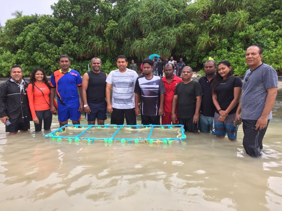 ނޮވެމްބަރު 6، 2017: ލ. އިސްދޫގައި ހުއިފިލަނޑާ ބޮޑުކުރުމުގެ މަސައްކަތް ފައްޓަވައިދެއްވުމަށް ފަހު  ފިޝަރީޒް މިނިސްޓަރު ޝައިނީ ފޮޓޯއަކަށް ހުއްޓިވަޑައިގެން