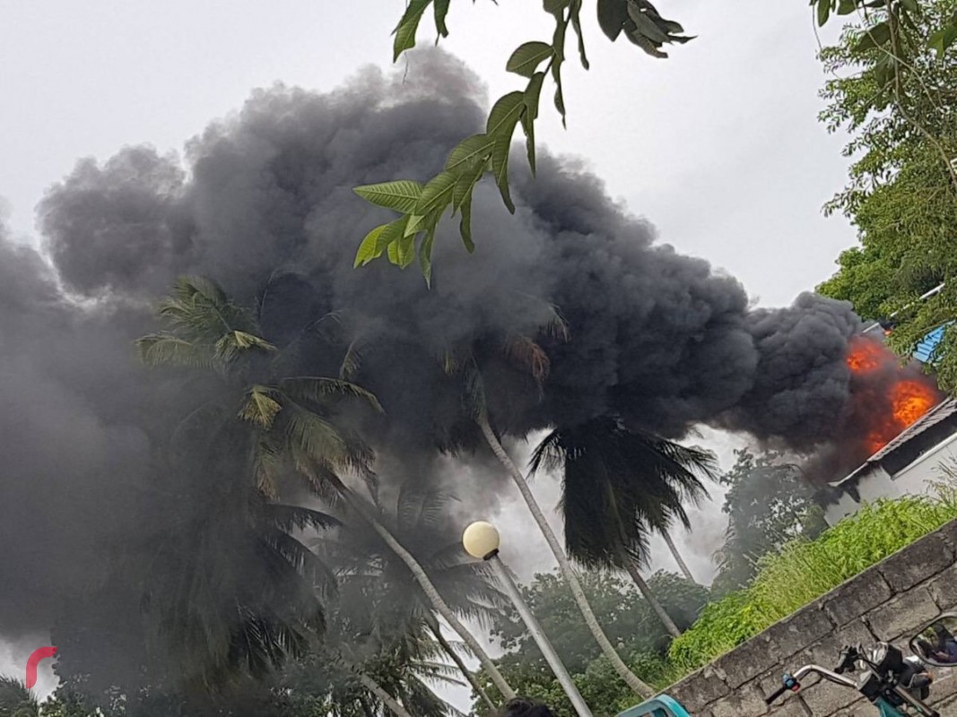 ނޮވެމްބަރު 7، 2017: އއ. އުކުޅަހު އިންޖީނުގޭގައި އަލިފާނުގެ ހާދިސާއެއް ހިނގުމުގެ ސަބަބުން އަލިފާން ނިއްވުމުގައި މަސައްކަތް ކުރަމުންގެންދިޔަ ތިން މީހަކަށް ވަނީ އަނިޔާ ވެގެން ސިއްހީ މަރުކަޒުގައި ފަރުވާ ދީފައި