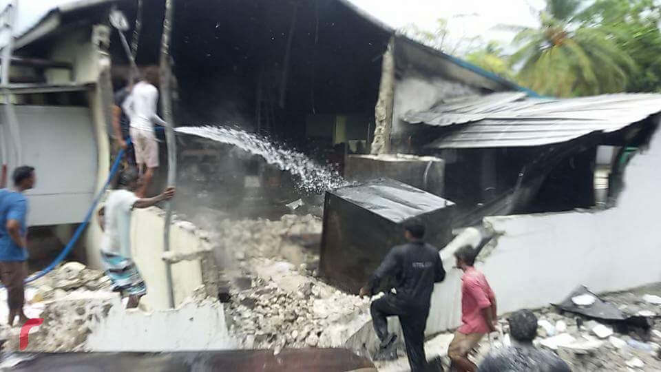 ނޮވެމްބަރު 7، 2017: އއ. އުކުޅަހު އިންޖީނުގޭގައި އަލިފާނުގެ ހާދިސާއެއް ހިގުމުގެ ސަބަބުން އަލިފާން ނިއްވުމުގެ މަސައްކަތް ކުރަނީ