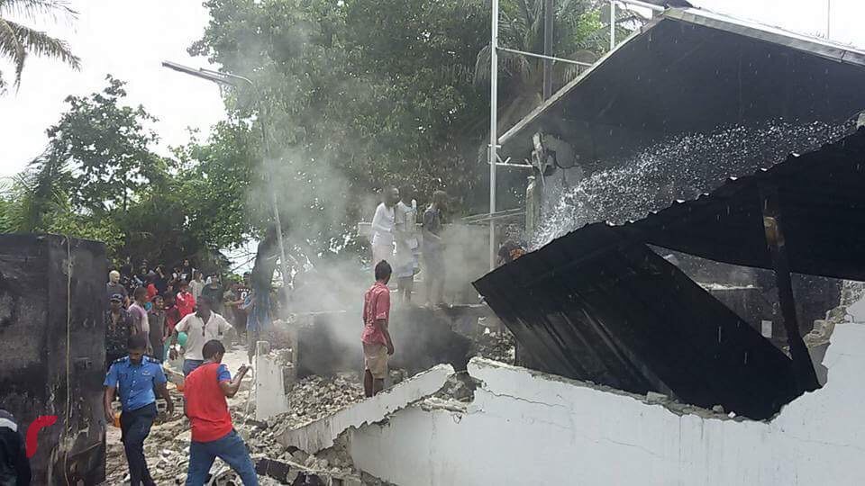 ނޮވެމްބަރު 7، 2017: އއ. އުކުޅަހު އިންޖީނުގޭގައި އަލިފާނުގެ ހާދިސާއެއް ހިގުމުގެ ސަބަބުން އަލިފާން ނިއްވުމުގެ މަސައްކަތް ކުރަނީ