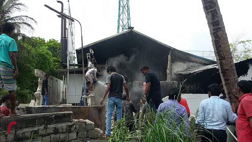 ނޮވެމްބަރު 7، 2017: އއ. އުކުޅަހު އިންޖީނުގޭގައި އަލިފާނުގެ ހާދިސާއެއް ހިގުމުގެ ސަބަބުން އަލިފާން ނިއްވުމުގެ މަސައްކަތް ކުރަނީ