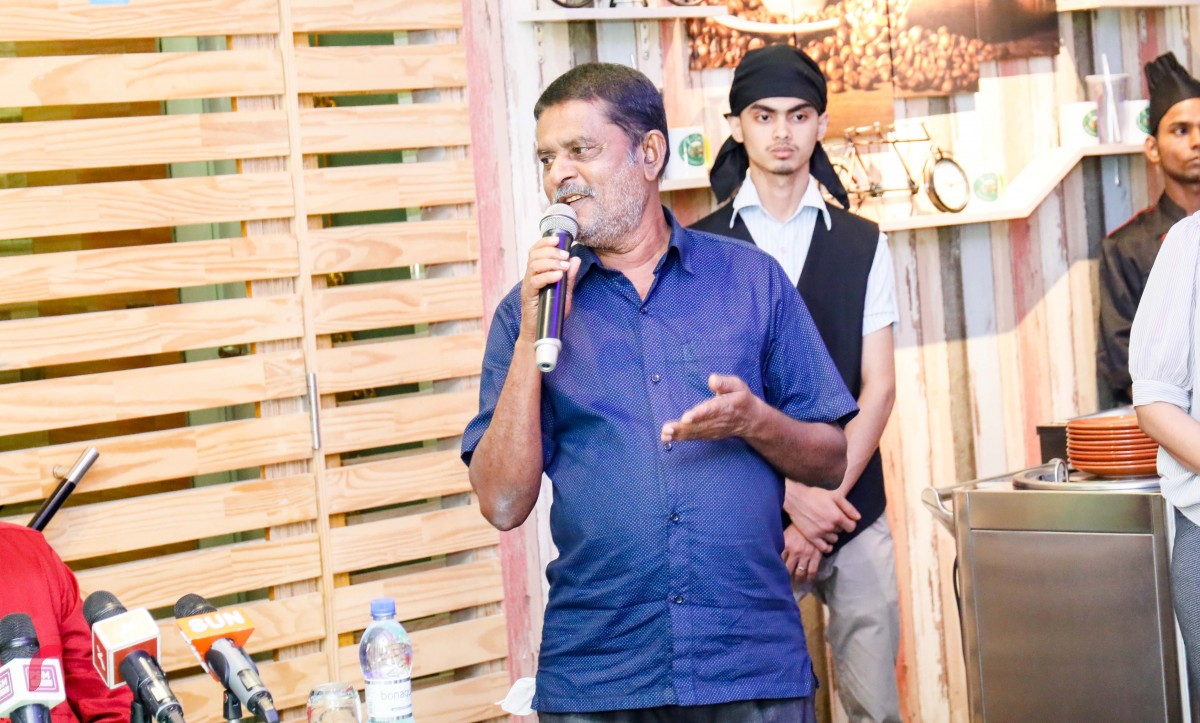 ނޮވެމްބަރު 8، 2017: "އޯލްޑް އިޒް ގޯލްޑް"ގެ ދެ ވަނަ ޝޯ "ރަން ޒަމާން"ގެ ޕާޓްނަރުންނާ އެކު ބުދަ ދުވަހުގެ ރޭ ސޮއިކުރުމަށް ބޭއްވި ރަސްމިއްޔާތުގެ ތެރެއިން