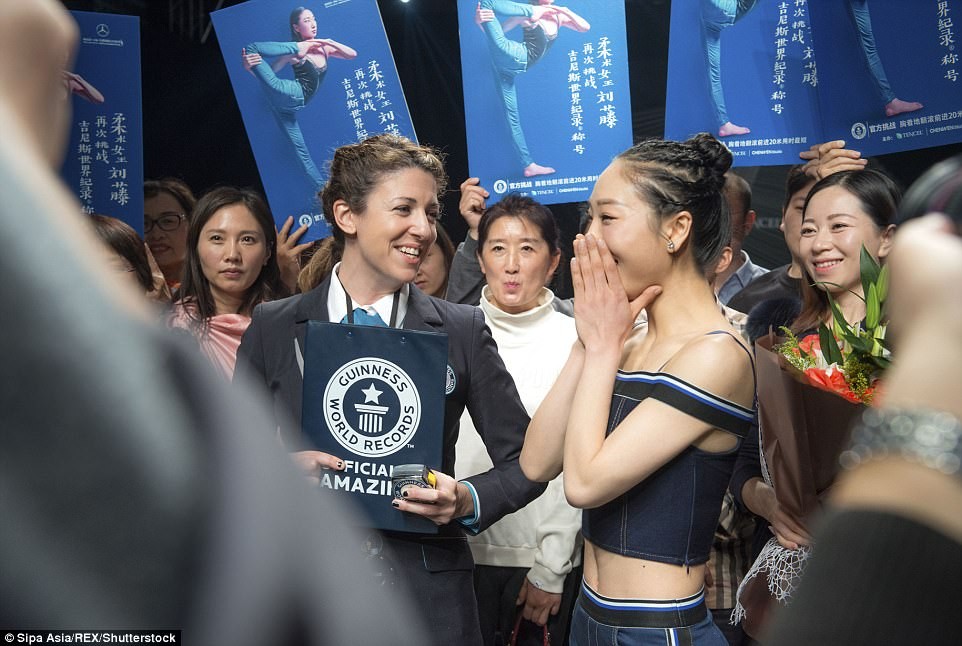 ޗައިނާގައި ކުރިއައްދާ ފެޝަންވީކް ގައި، ލިޔު ޓެންގް 15.54 ސިކުންތުގެ ތެރޭގައި 'ކޮންޓޯޝަނިސްޓް ޕޮޒިޝަން' ގައި 65 ފޫޓް ބުރުއަޅަމުން ކުރިއަށްގޮސް ދުނިޔޭގެ ވޯލްޑް ރިކޯޑް ފޮތައް އެރުމުން ޓެންގްއާ އެކަމުގެ  ލިޔުން ހަވާލުކުރަނީ