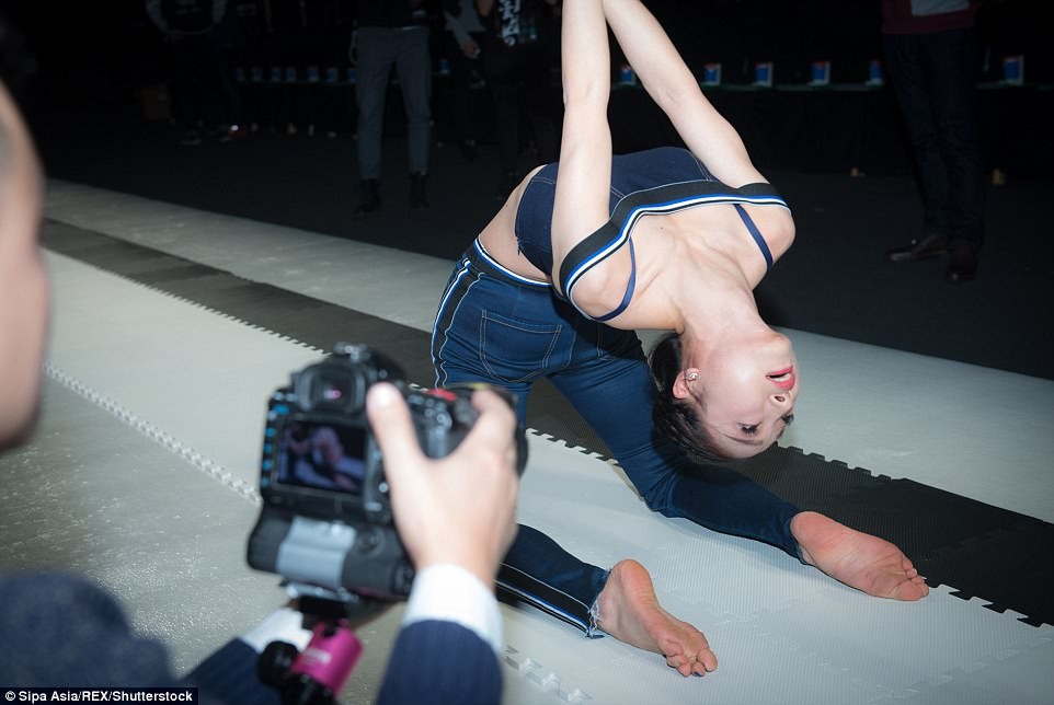 ޗައިނާގައި ކުރިއައްދާ ފެޝަންވީކް ގައި، ލިޔު ޓެންގް 15.54 ސިކުންތުގެ ތެރޭގައި 'ކޮންޓޯޝަނިސްޓް ޕޮޒިޝަން' 65 ފޫޓް ވަނީ ބުރުއަޅަމުން ކުރިއަށް ގޮސްފައިވަނީ ޗެންވެންގެ ޑިޒައިންއެއްގެ ހެދުމެއްގައި