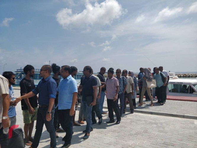 ނޮވެމްބަރު 10، 2017: ގުޅިފައިވާ އިއްތިހާދުން ރ އަތޮޅަށް ކުރަމުންދާ ދަތުރުގައި މީދޫގައި ދޮރުން ދޮރަށް ހިނގައި ރައްޔިތުންގެ ހާލު އޮޅުންފިލުވާފައިވޭ