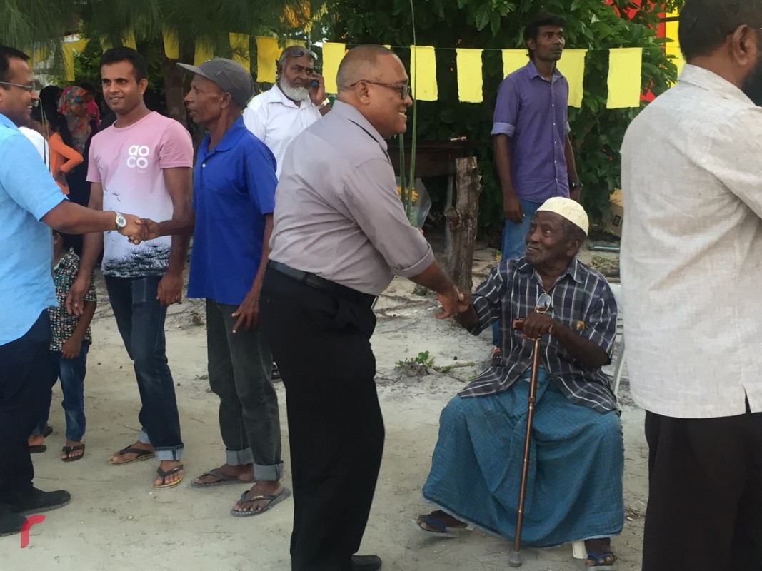 ނޮވެމްބަރު 10، 2017: ގުޅިފައިވާ އިއްތިހާދުން ރ އަތޮޅަށް ކުރަމުންދާ ދަތުރުގައި މަޑުއްވަރީއަށް ދިއުމުން މަޑުއްވަރިން އެމްއޯޔޫ ދަތުރުގެ ބައިވެރިންނަށް ހޫނު މަރުހަބާއެއް ވަނީ ކިޔާފައި