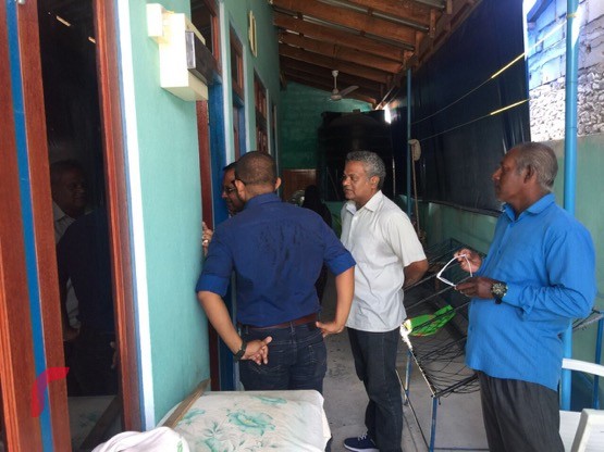 ނޮވެމްބަރު 10، 2017: ގުޅިފައިވާ އިއްތިހާދުން ރ އަތޮޅަށް ކުރަމުންދާ ދަތުރުގައި މީދޫގައި ދޮރުން ދޮރަށް ހިނގައި ރަށާއި ރައްޔިތުންގެ ހާލު ވަނީ އޮޅުން ފިލުވާފައި