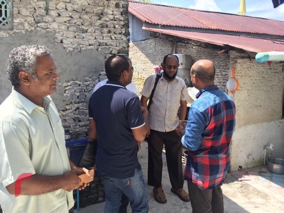 ނޮވެމްބަރު 10، 2017: ގުޅިފައިވާ އިއްތިހާދުން ރ އަތޮޅަށް ކުރަމުންދާ ދަތުރުގައި މީދޫގައި ދޮރުން ދޮރަށް ހިނގައި ރައްޔިތުންގެ ހާލު އޮޅުންފިލުވާފައިވޭ