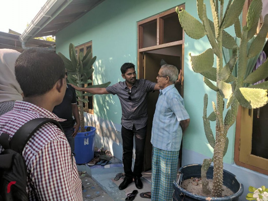 ނޮވެމްބަރު 10، 2017: ގުޅިފައިވާ އިއްތިހާދުން ރ އަތޮޅަށް ކުރަމުންދާ ދަތުރުގައި މީދޫގައި ދޮރުން ދޮރަށް ހިނގައި ރަށާއި ރައްޔިތުންގެ ހާލު ވަނީ އޮޅުން ފިލުވާފައި