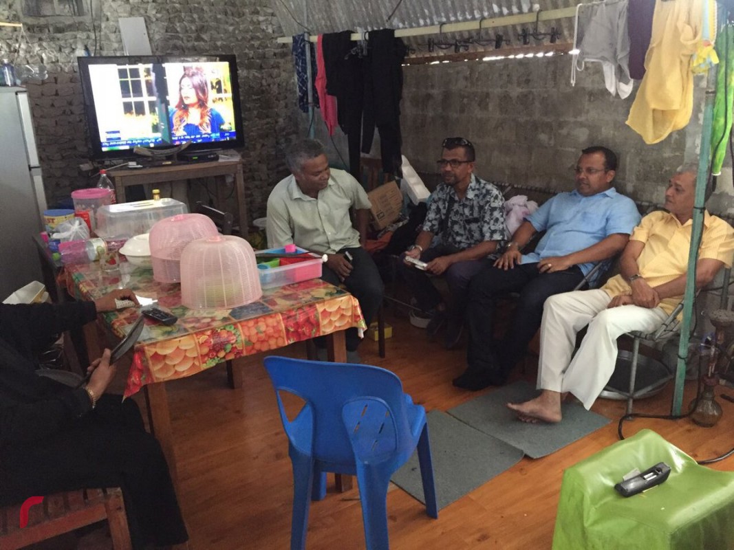 ނޮވެމްބަރު 10، 2017: ގުޅިފައިވާ އިއްތިހާދުން ރ އަތޮޅަށް ކުރަމުންދާ ދަތުރުގައި މީދޫގައި ދޮރުން ދޮރަށް ހިނގައި ރަށާއި ރައްޔިތުންގެ ހާލު ވަނީ އޮޅުން ފިލުވާފައި