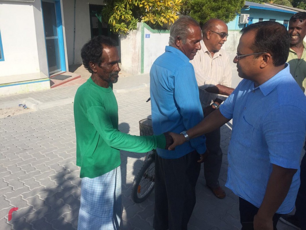 ނޮވެމްބަރު 10، 2017: ގުޅިފައިވާ އިއްތިހާދުން ރ އަތޮޅަށް ކުރަމުންދާ ދަތުރުގައި މީދޫގައި ދޮރުން ދޮރަށް ހިނގައި ރަށާއި ރައްޔިތުންގެ ހާލު ވަނީ އޮޅުން ފިލުވާފައި