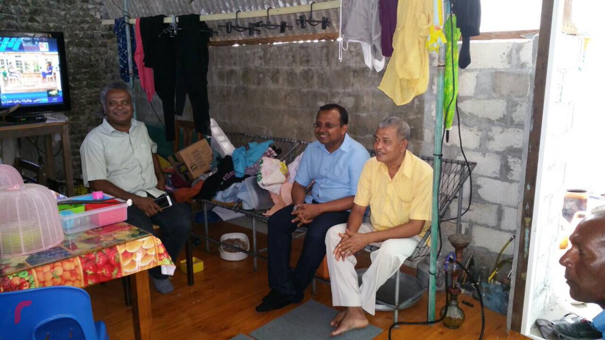 ނޮވެމްބަރު 10، 2017: ގުޅިފައިވާ އިއްތިހާދުން ރ އަތޮޅަށް ކުރަމުންދާ ދަތުރުގައި މީދޫގައި ދޮރުން ދޮރަށް ހިނގައި ރަށާއި ރައްޔިތުންގެ ހާލު ވަނީ އޮޅުން ފިލުވާފައި