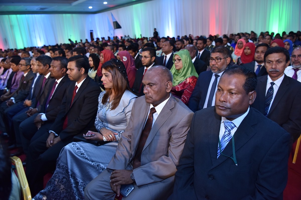 ނޮވެމްބަރު 11، 2017: ޖުމްހޫރީ ދުވަސް ފާހަގަ ކުރުމަށް ދަރުބާރުގެގައި ބޭއްވި ހަފްލާގެ ތެރެއިން،މި އަހަރުގެ ޝަރަފުވެރިކަމުގެ ގައުމީ އިނާމު ދެ ބޭފުޅަކަށް އަދި ހިތްވަރު ދިނުމުގެ ގައުމީ އިނާމު 24 ބޭފުޅަކަށް ވަނީ ލިބިފައި